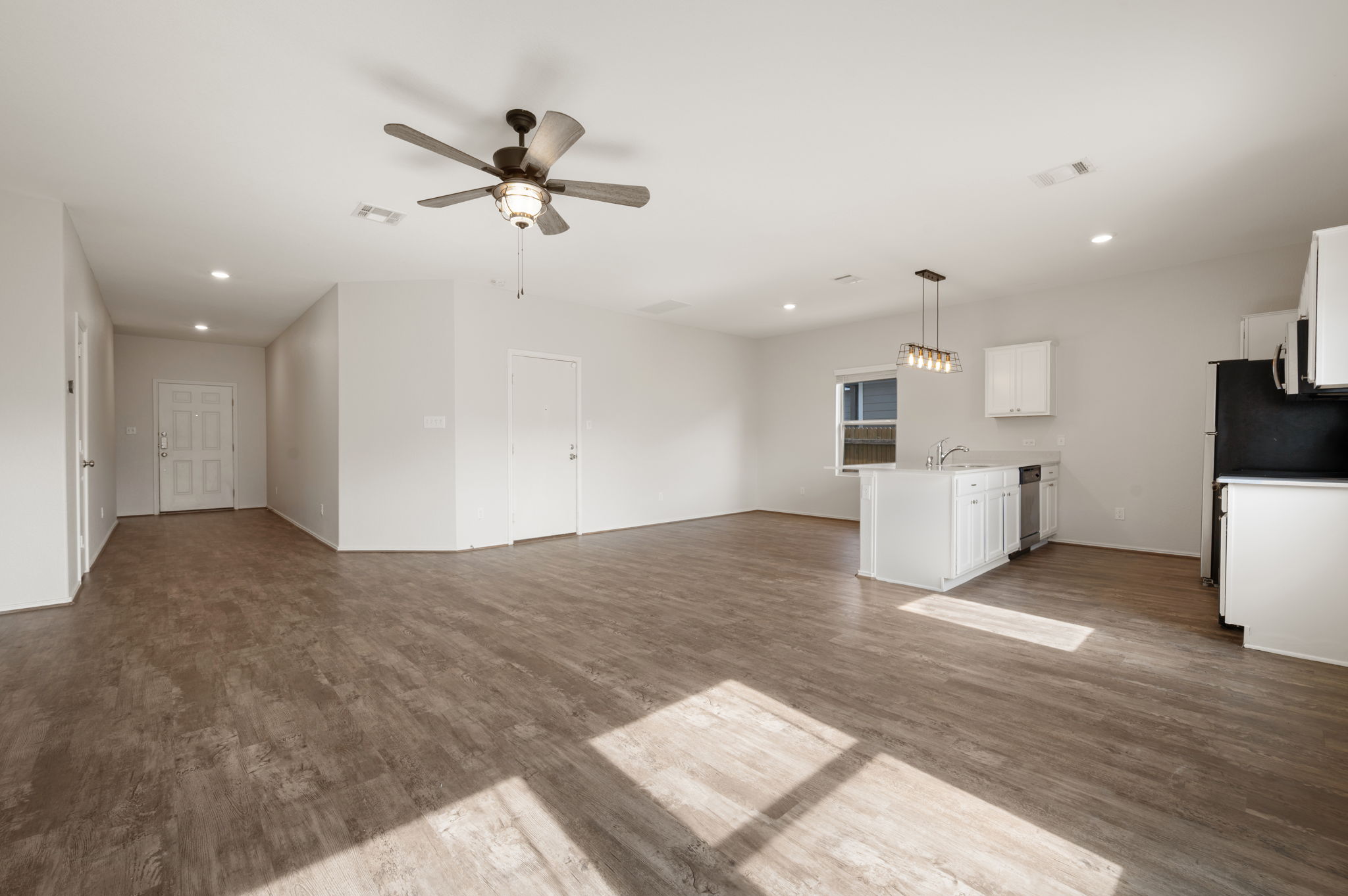 817 Circle Way Jarrell, TX 76537 - Photo 7 of 39