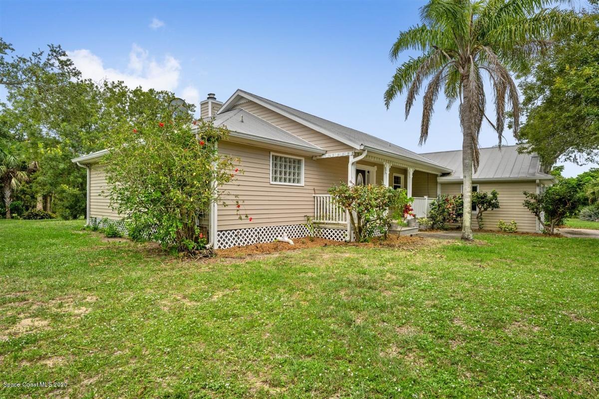 5551 Senne Road Micco, FL 32976 - Photo 34 of 37 a front view of house with yard and green space