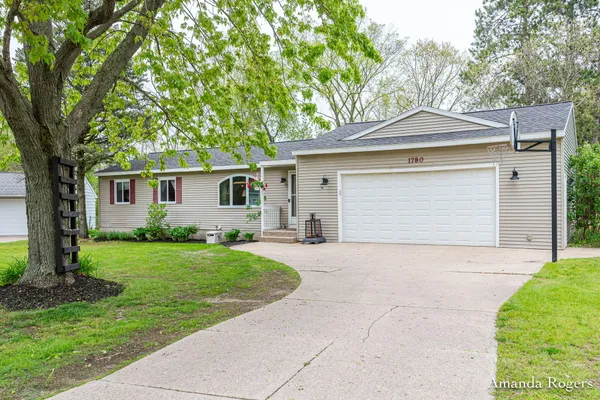 $350,000 | 1780 Woodrun Drive Southeast, Lowell, MI 49331