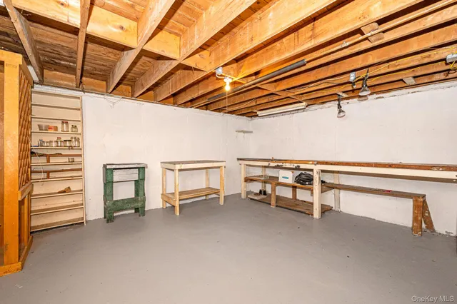 a view of entryway with furniture