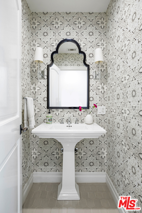 384 Dalkeith Avenue Los Angeles, CA 90049 - Photo 13 of 37 a bathroom with a sink and mirror