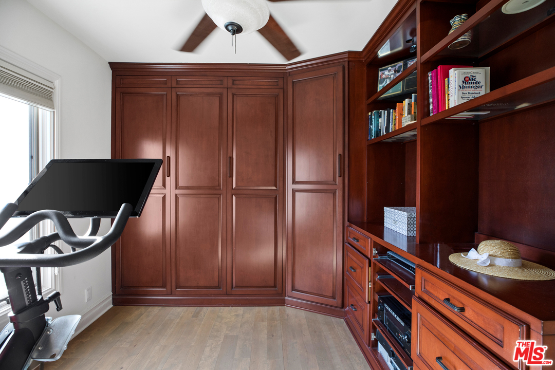 384 Dalkeith Avenue Los Angeles, CA 90049 - Photo 22 of 37