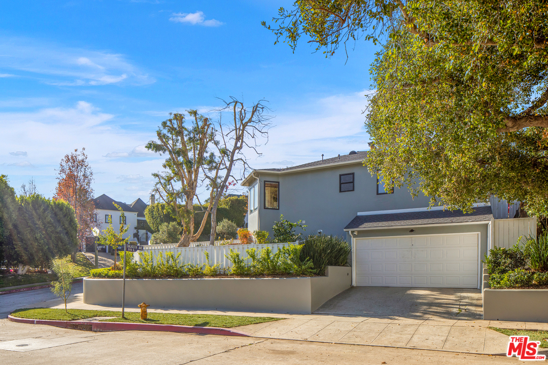 384 Dalkeith Avenue Los Angeles, CA 90049 - Photo 4 of 37 a view of a house with a yard