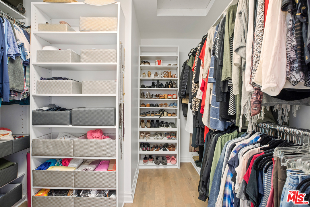 384 Dalkeith Avenue Los Angeles, CA 90049 - Photo 32 of 37