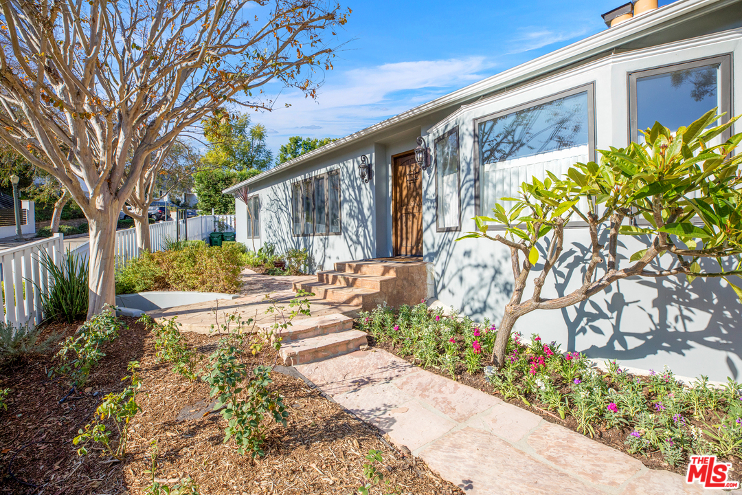 384 Dalkeith Avenue Los Angeles, CA 90049 - Photo 5 of 37