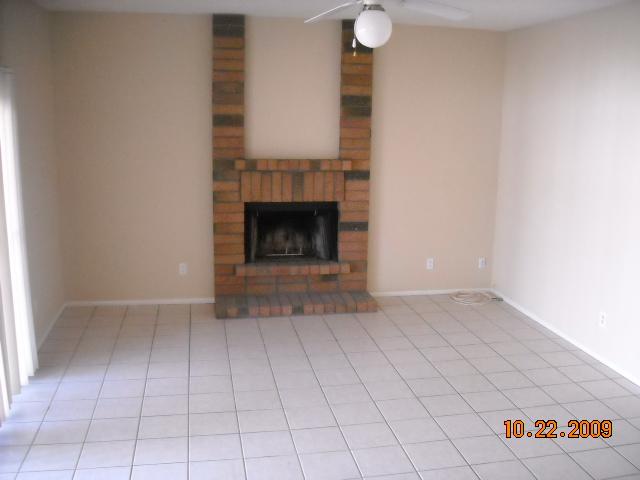 1810 East Redfield Road Phoenix, AZ 85022 - Photo 4 of 5 Living Room