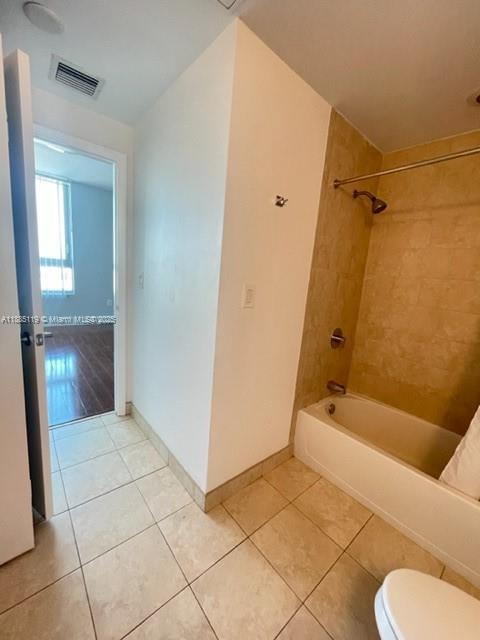 90 Southwest 3rd Street, Unit 4208 Miami, FL 33130 - Photo 9 of 17 a bathroom with a bathtub and toilet