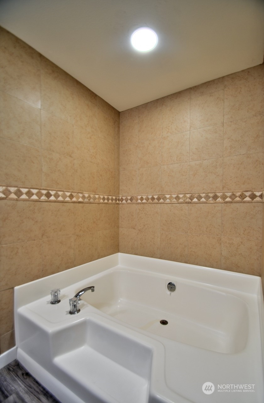 20020 Carper Road Southwest Rochester, WA 98579 - Photo 20 of 35 a view of a bathtub in a room