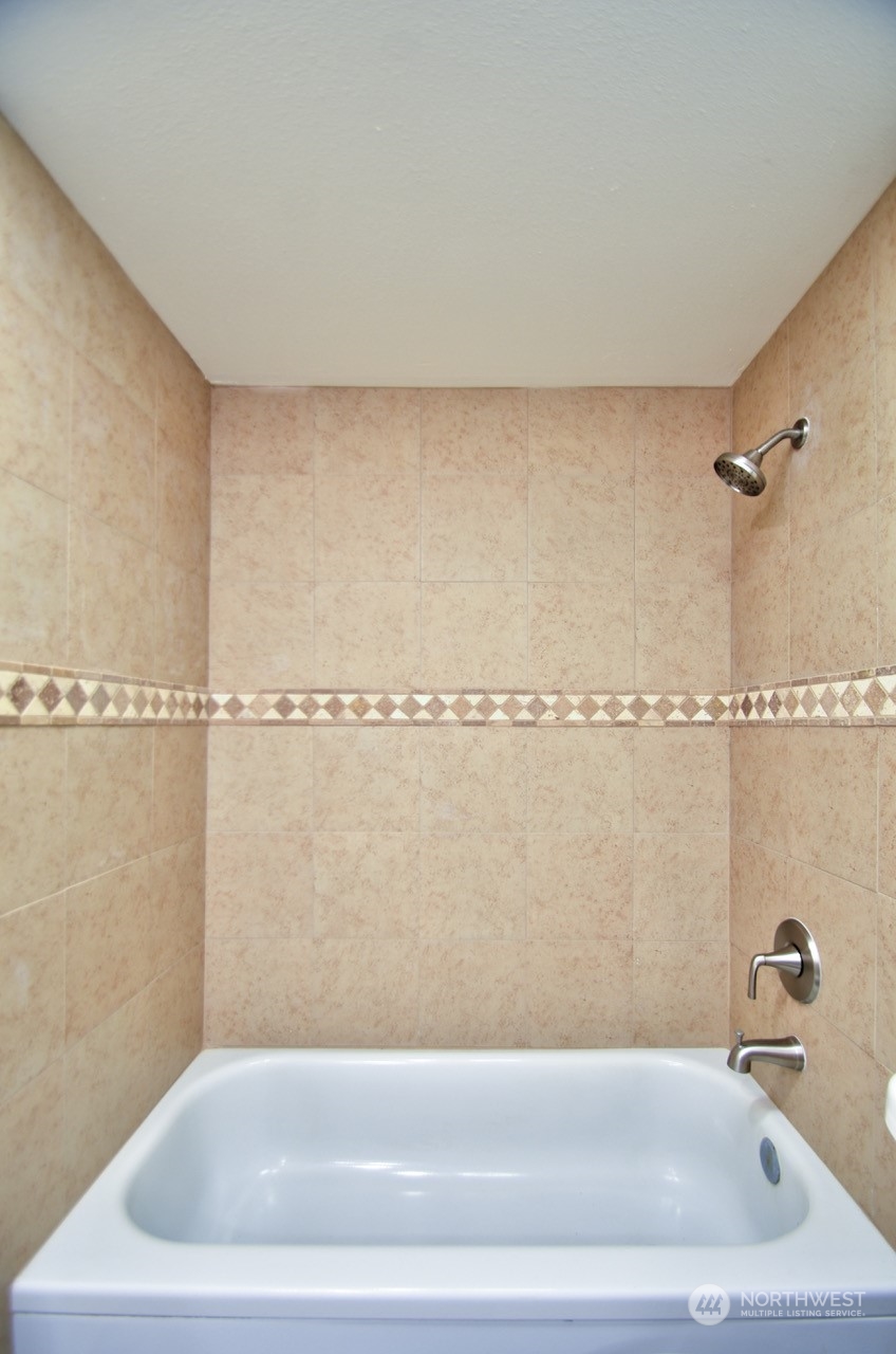 20020 Carper Road Southwest Rochester, WA 98579 - Photo 27 of 35 a bathroom with a bathtub