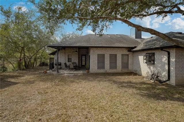 a view of a house with backyard