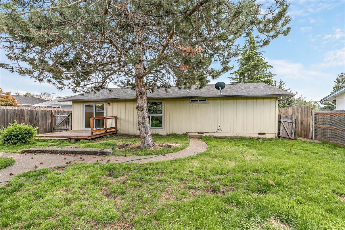 3167 Delta Waters Road Medford, OR 97504 - Photo 18 of 20 25-24
