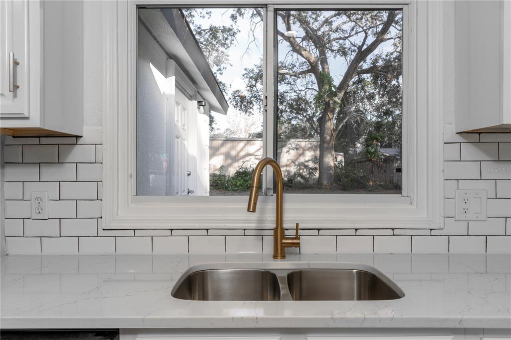 1395 Davis Road Dunedin, FL 34698 - Photo 19 of 32 Gallery Image 19
