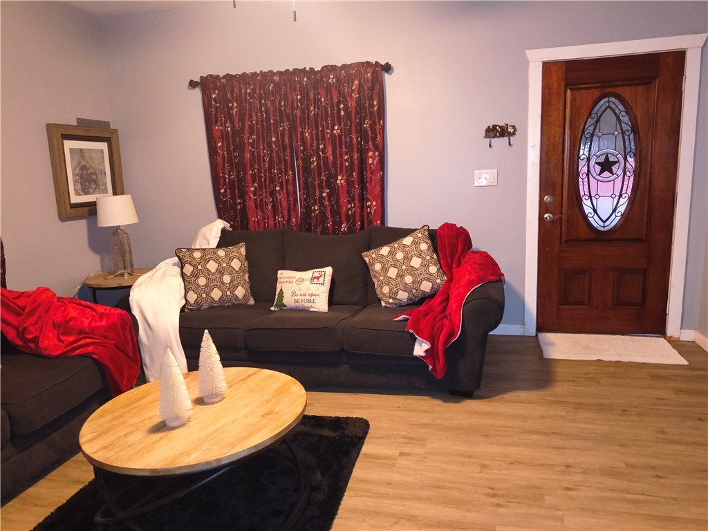 611 Wheelock Street Franklin, TX 77856 - Photo 3 of 8 a living room with furniture