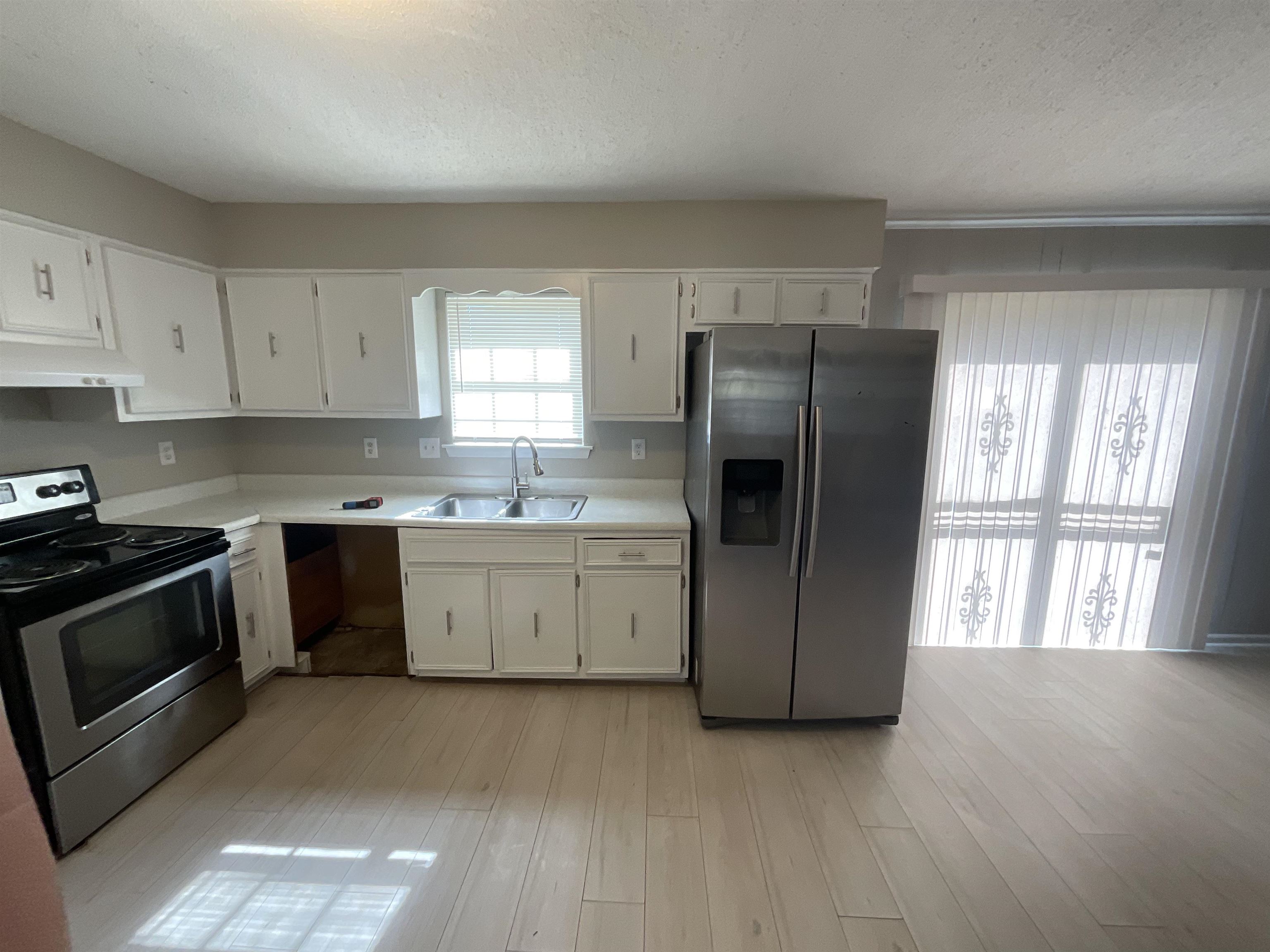 3193 Rendezvous Lane Memphis, TN 38118 - Photo 17 of 24 a kitchen with a stove a sink and a refrigerator