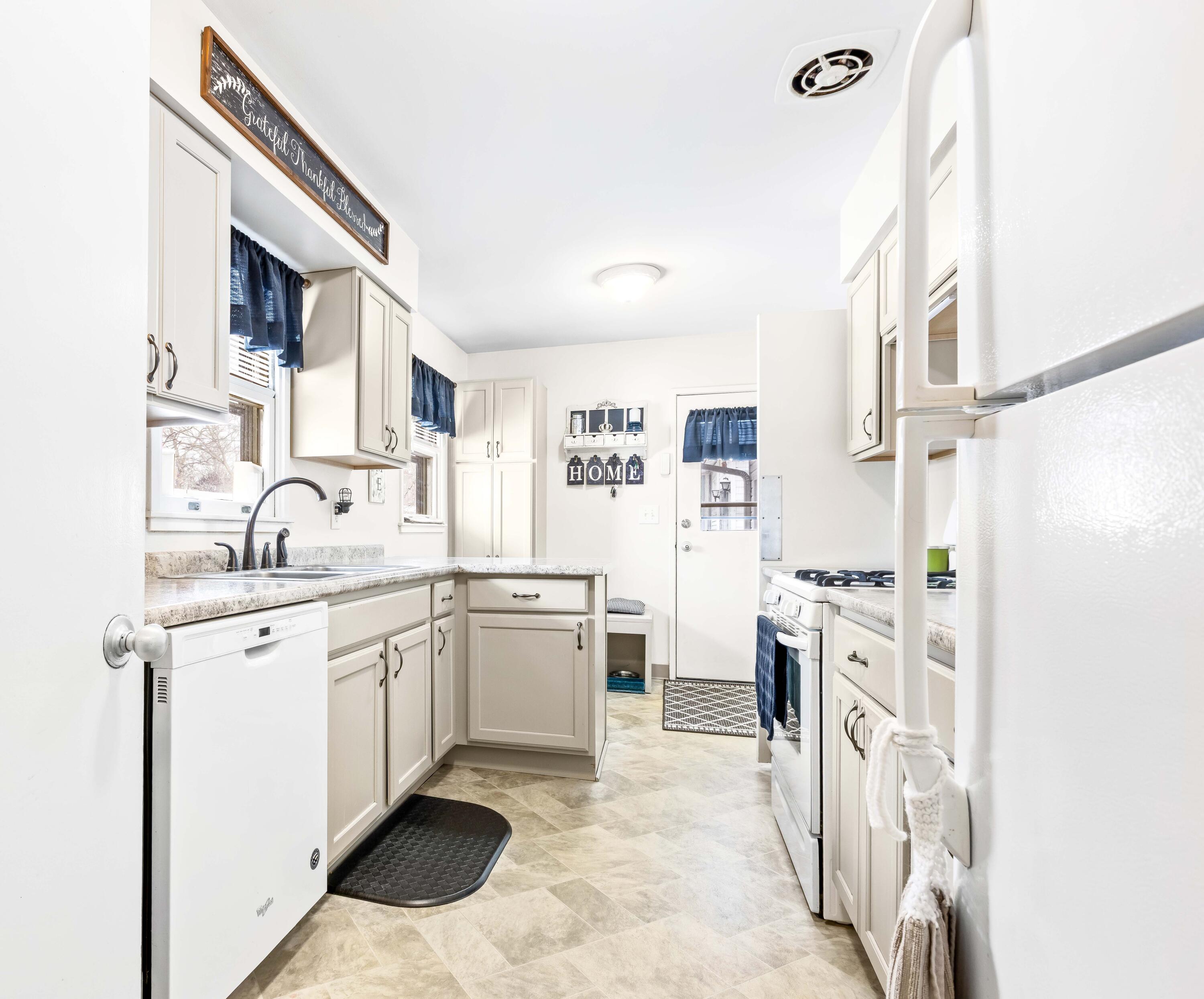 4 Tony Tiger Trail Springfield, MI 49037 - Photo 4 of 19 _P7A2384_E