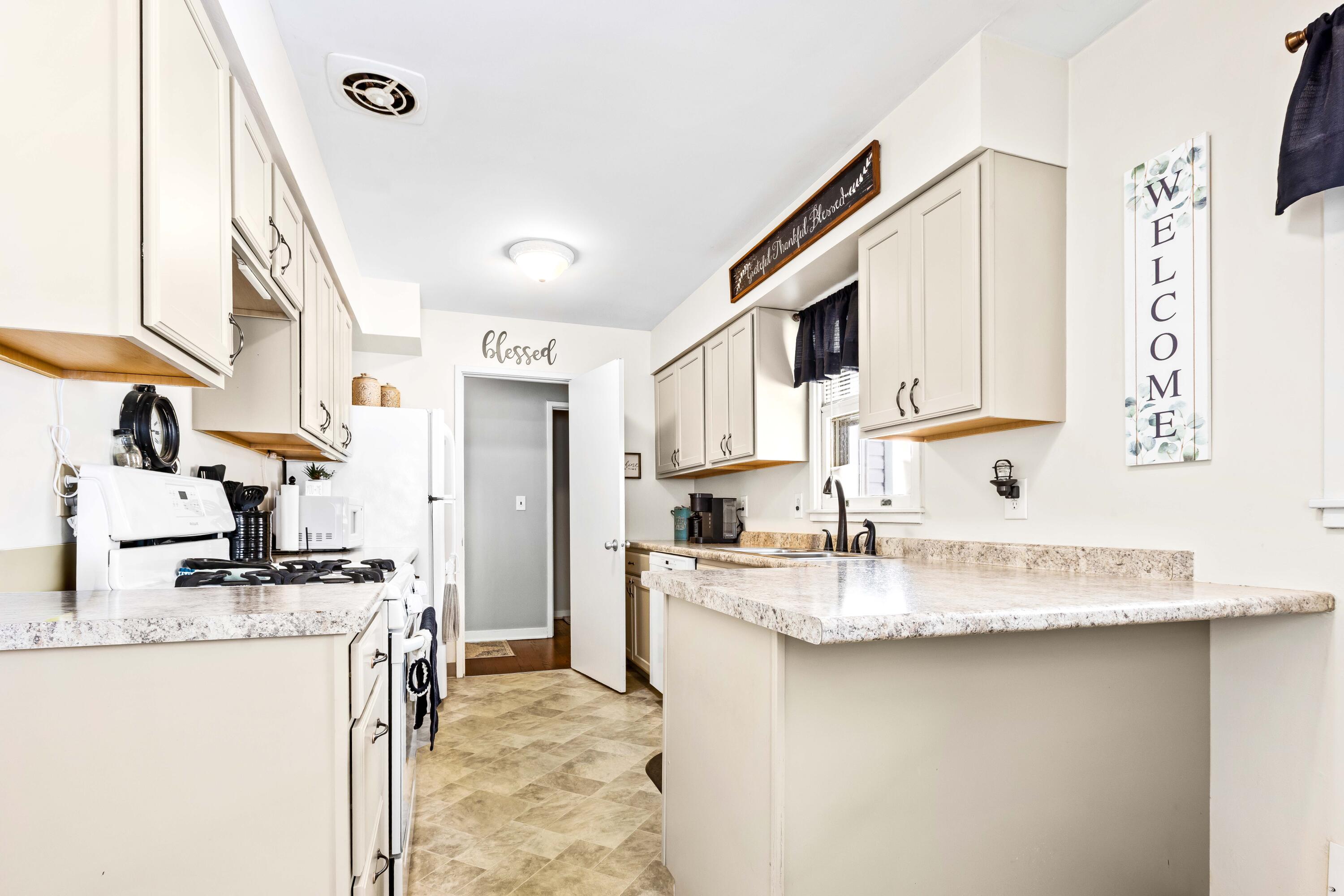 4 Tony Tiger Trail Springfield, MI 49037 - Photo 5 of 19 _P7A2388_E