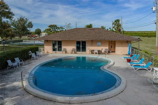 a view of a house with backyard