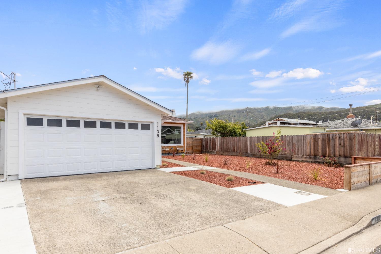 1139 Peralta Road Pacifica, CA 94044 - Photo 45 of 58 a balcony with a table and chairs