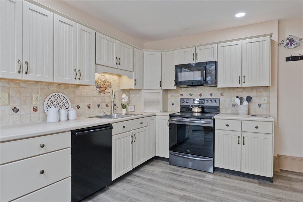 53 Chilson Street Springfield, MA 01118 - Photo 22 of 41