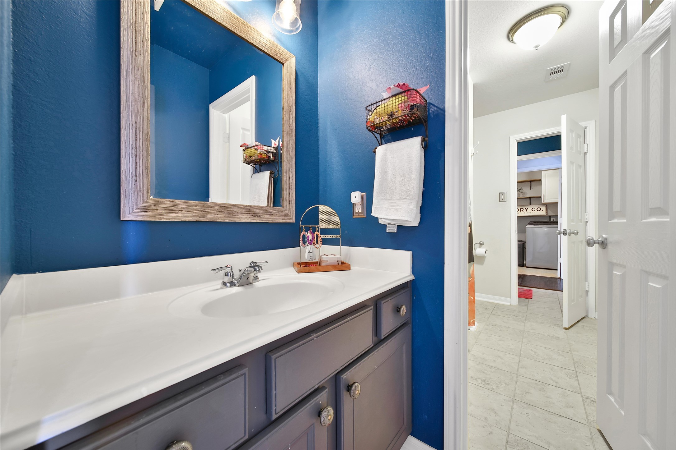 1279 Pinto Pass Alvin, TX 77511 - Photo 19 of 28 Jack-N-Jill Bath