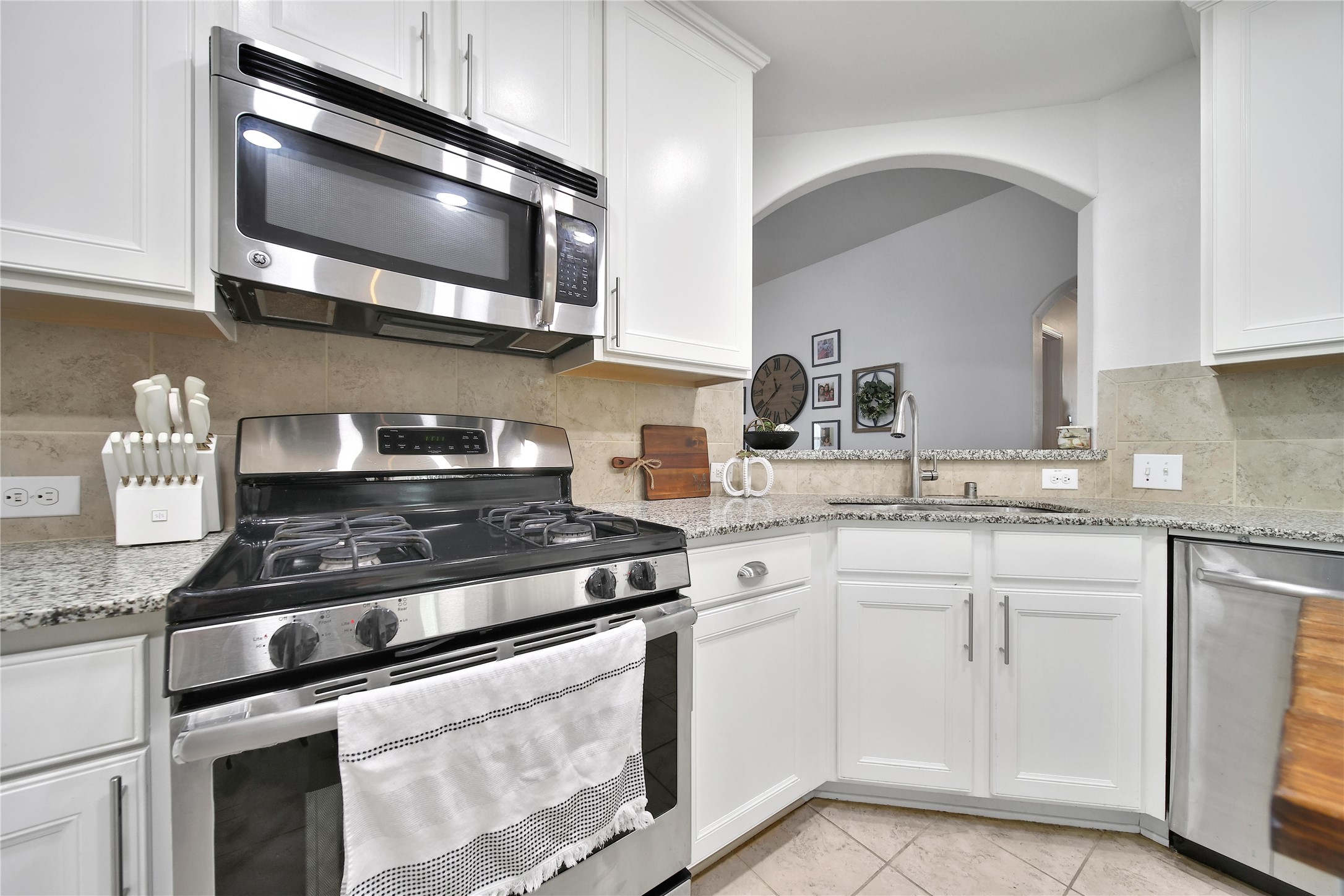 1279 Pinto Pass Alvin, TX 77511 - Photo 8 of 28