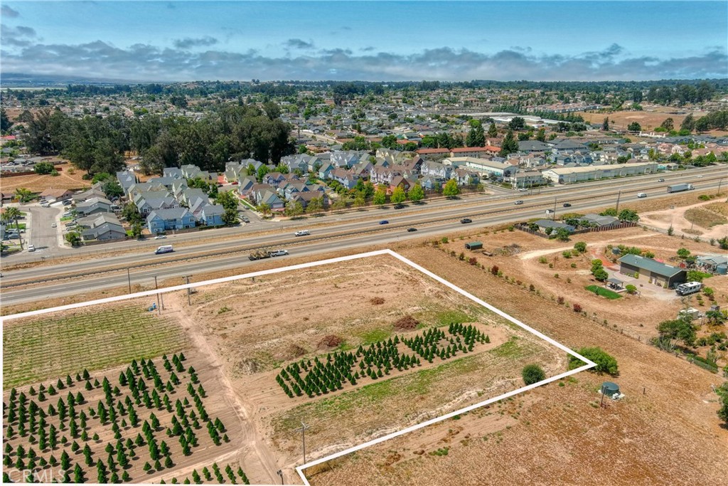 424 Bermuda Place Nipomo, CA 93444 - Photo 5 of 62 a view of a city