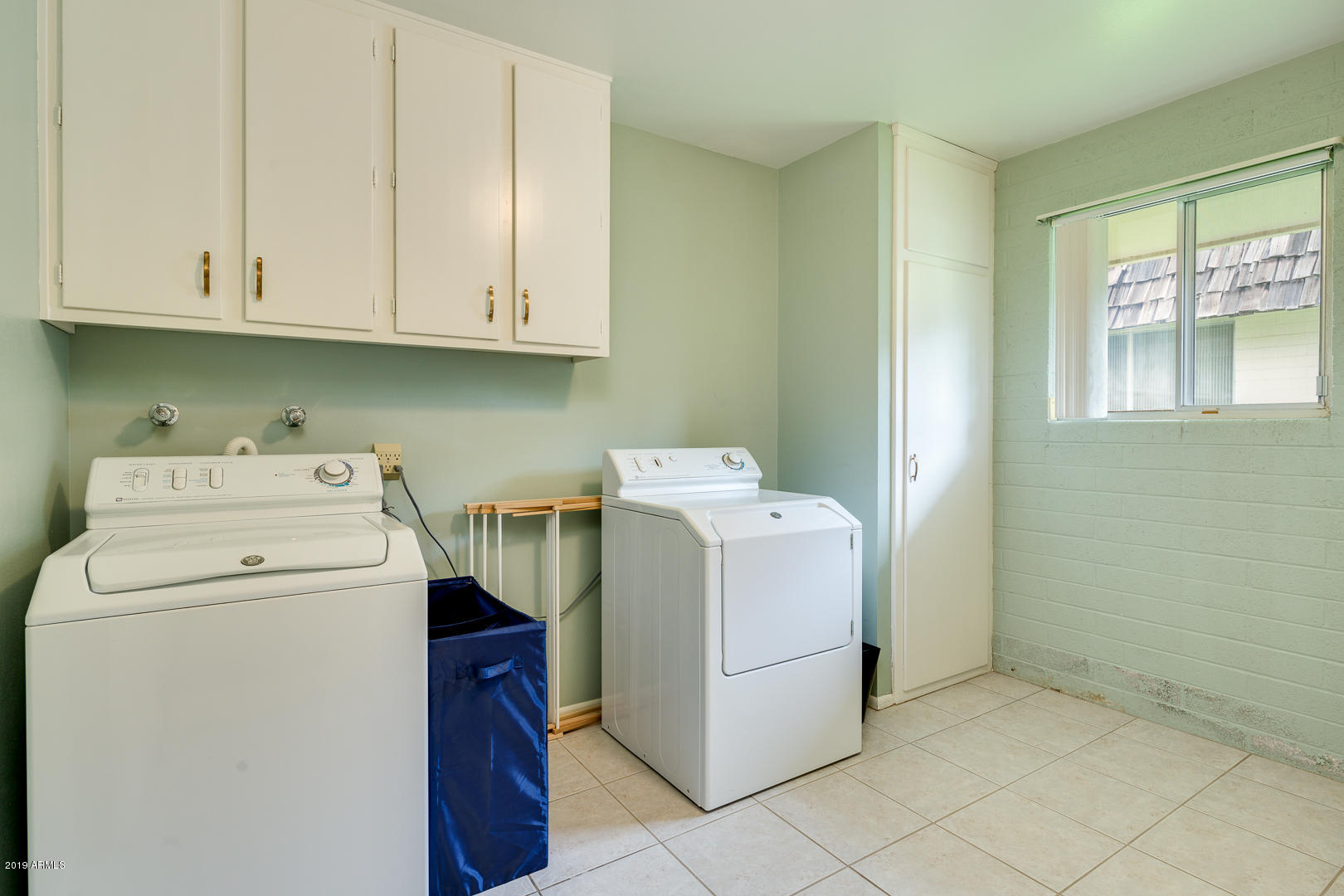 10030 West Mountain View Road Sun City, AZ 85351 - Photo 14 of 16 a utility room with dryer and washer