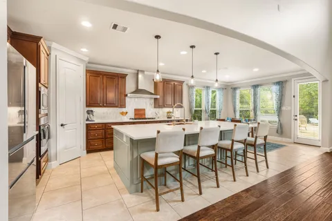 $975,000 | 10 Black Spruce Court, The Woodlands, TX 77375
