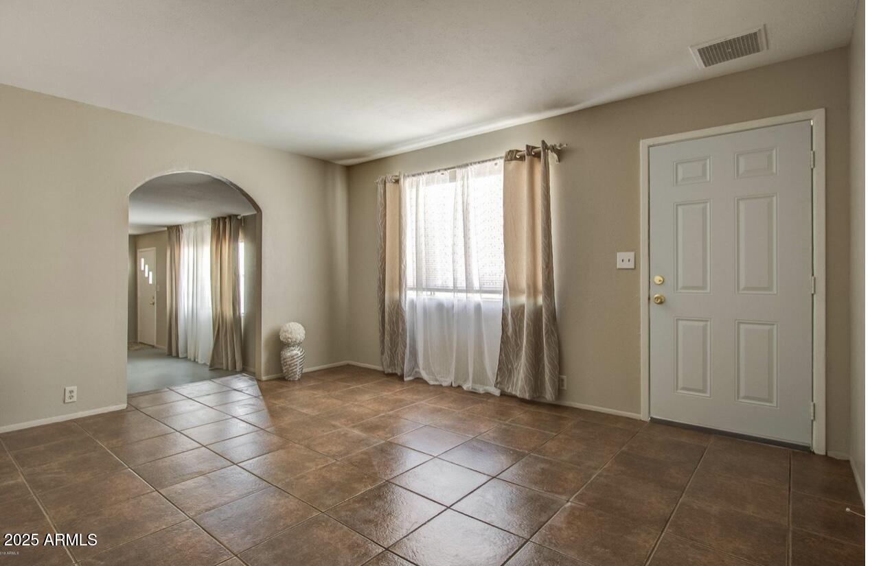 6445 South 32nd Street Phoenix, AZ 85042 - Photo 2 of 11 IMG_9326