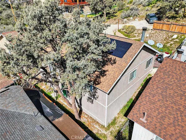 a view of a backyard with pathway