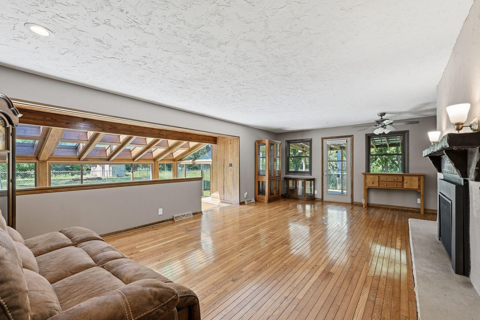 611 West Mequon Road Mequon, WI 53092 - Photo 2 of 36 20