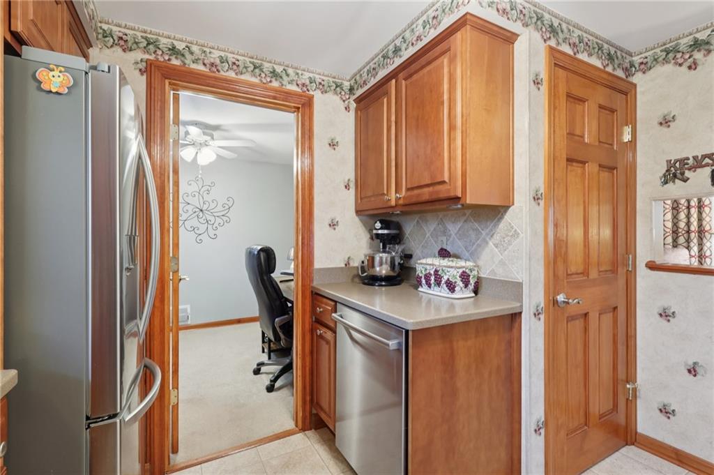 158 Maple Street Rochester, PA 15074 - Photo 15 of 37 a utility room with dryer and washer