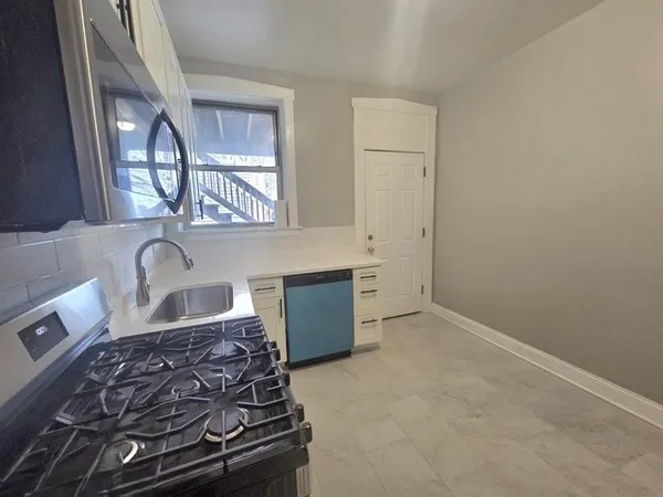$240,000 | 2316 West Byron Street, Unit 2, Chicago, IL 60618