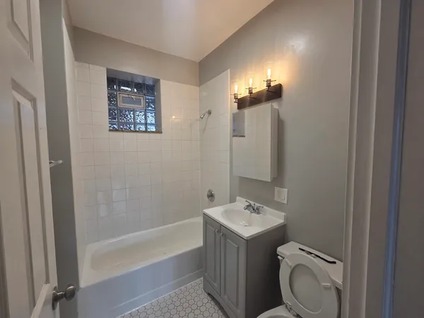 $240,000 | 2316 West Byron Street, Unit 2, Chicago, IL 60618