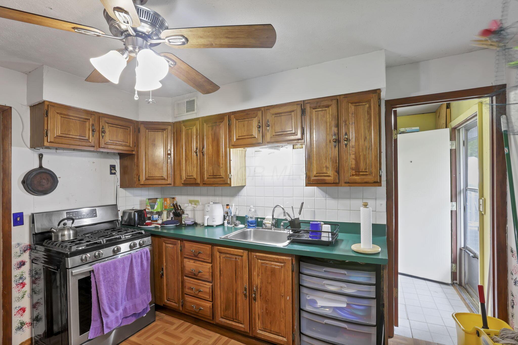 916 South Hampton Road Columbus, OH 43227 - Photo 6 of 29 12-web-or-mls-0D3A7954