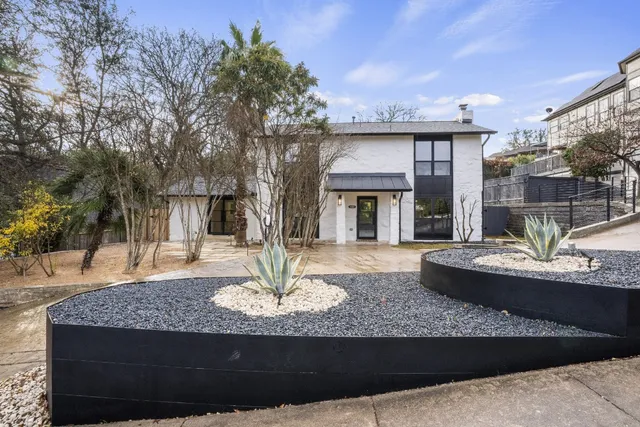 a view of a house with backyard and sitting area