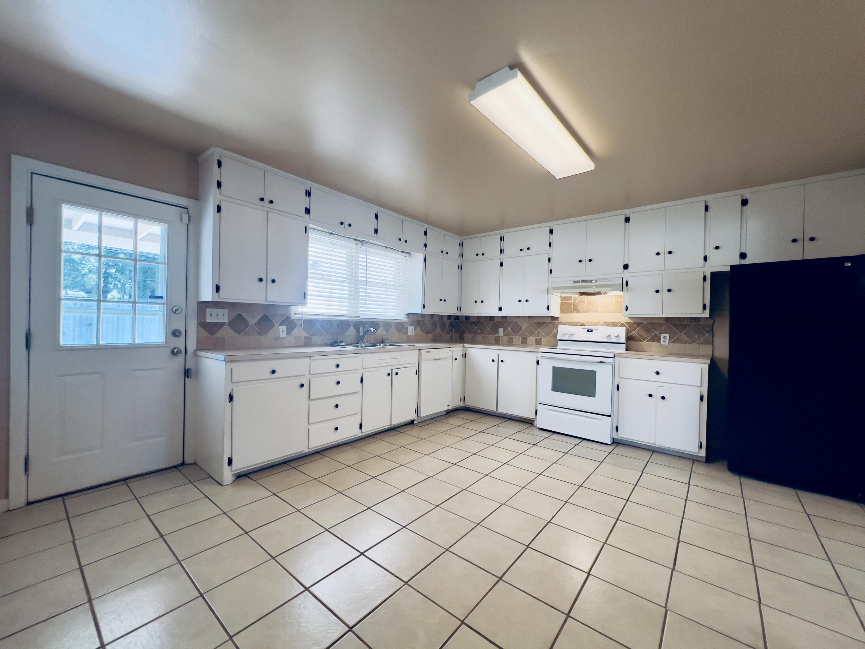 4205 39th Street Lubbock, TX 79413 - Photo 8 of 23 IMG_9439 2