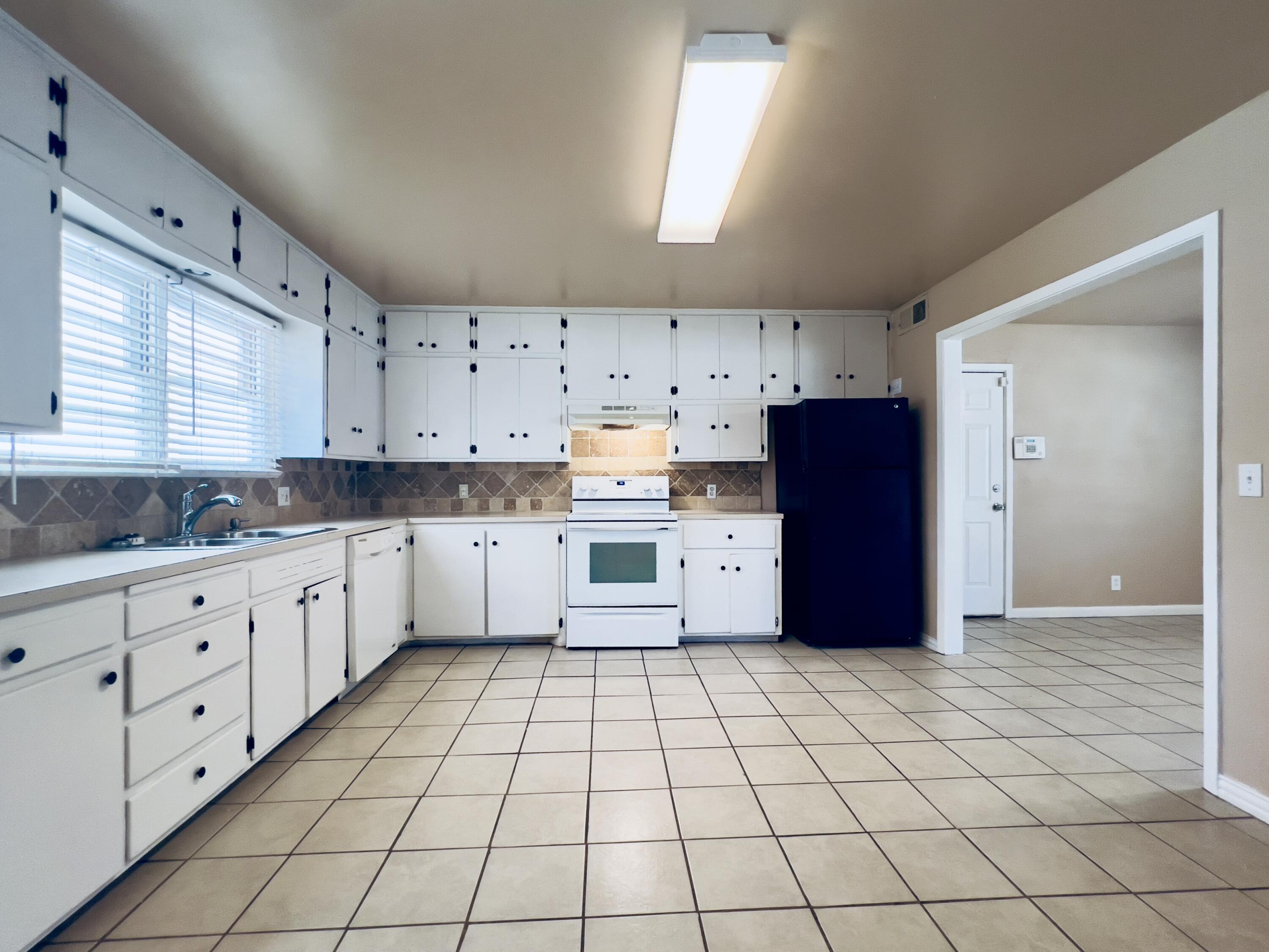 4205 39th Street Lubbock, TX 79413 - Photo 9 of 23 IMG_9442 2