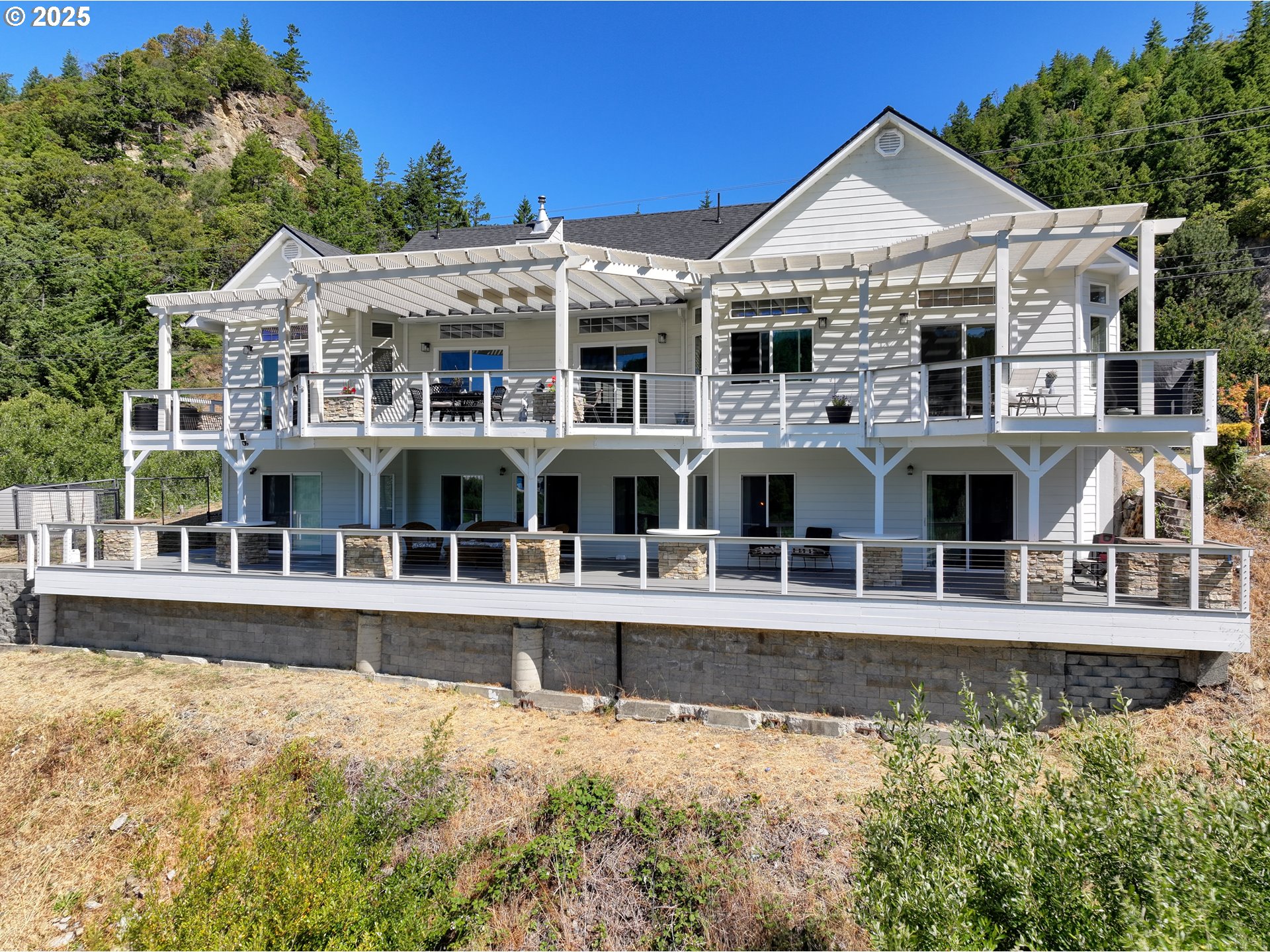 95950 North Bank Rogue River Road Gold Beach, OR 97444 - Photo 21 of 44 Living Room