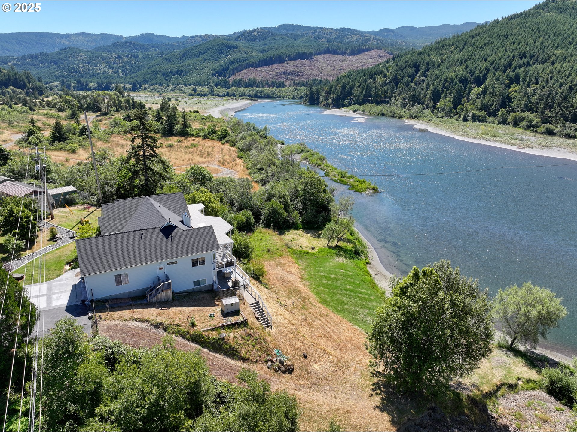 95950 North Bank Rogue River Road Gold Beach, OR 97444 - Photo 26 of 44 Dining Room