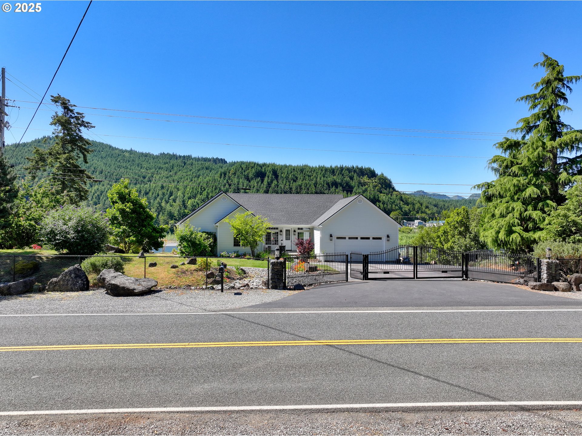 95950 North Bank Rogue River Road Gold Beach, OR 97444 - Photo 27 of 44 Bedroom, Owner's Suite