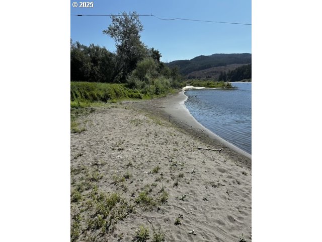 95950 North Bank Rogue River Road Gold Beach, OR 97444 - Photo 31 of 44 Laundry