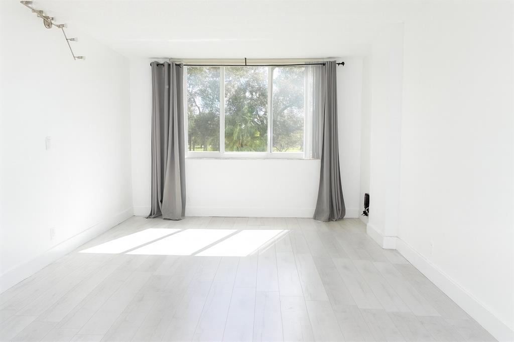 4200 Hillcrest Drive, Unit 201 Hollywood, FL 33021 - Photo 11 of 24 en empty room with windows