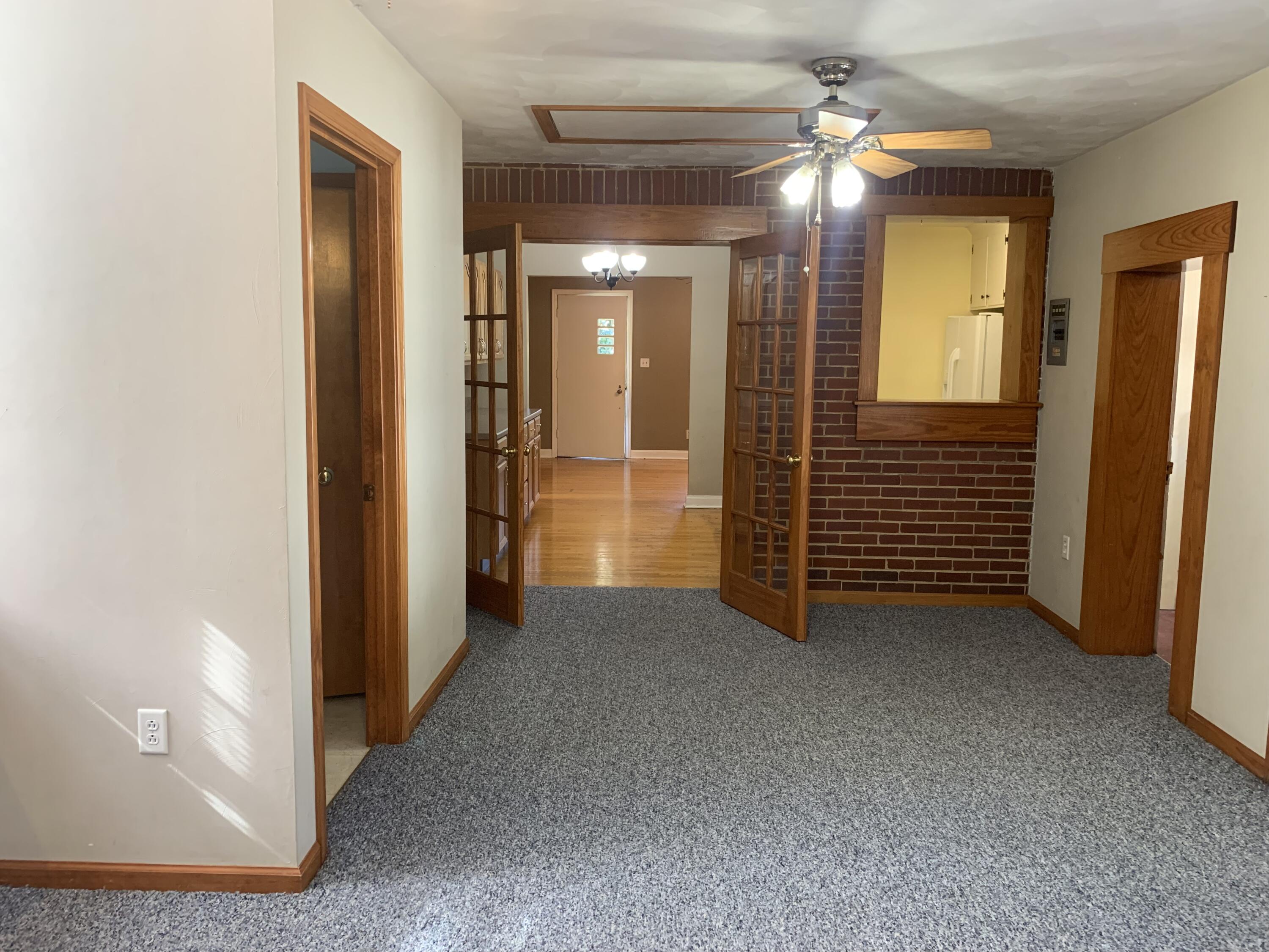 2460 Livingston Road Southwest Roanoke, VA 24015 - Photo 5 of 33 IMG_2800