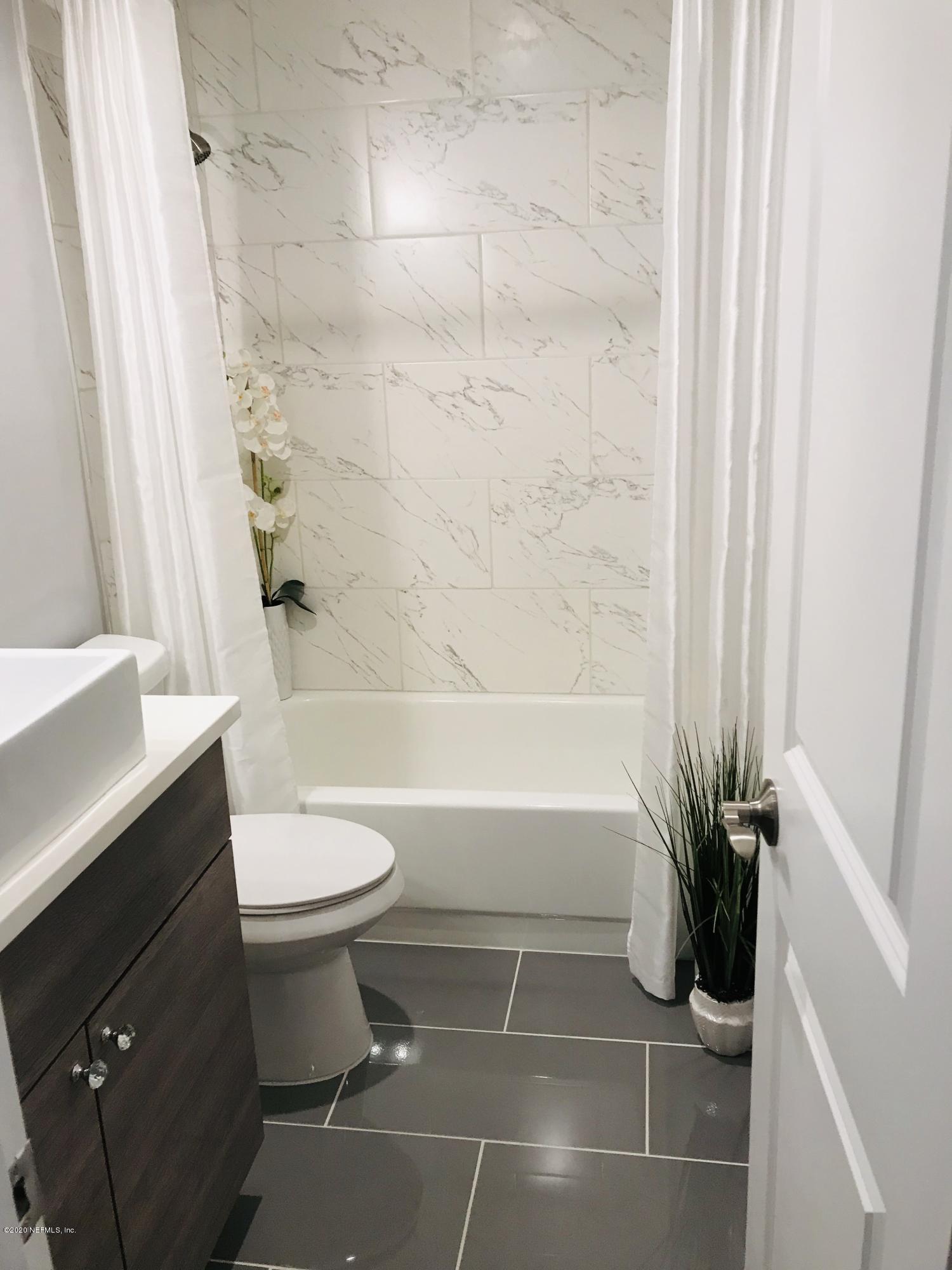 1215 Cactus Cut Road Middleburg, FL 32068 - Photo 36 of 93 a bathroom with a toilet a sink and bathtub