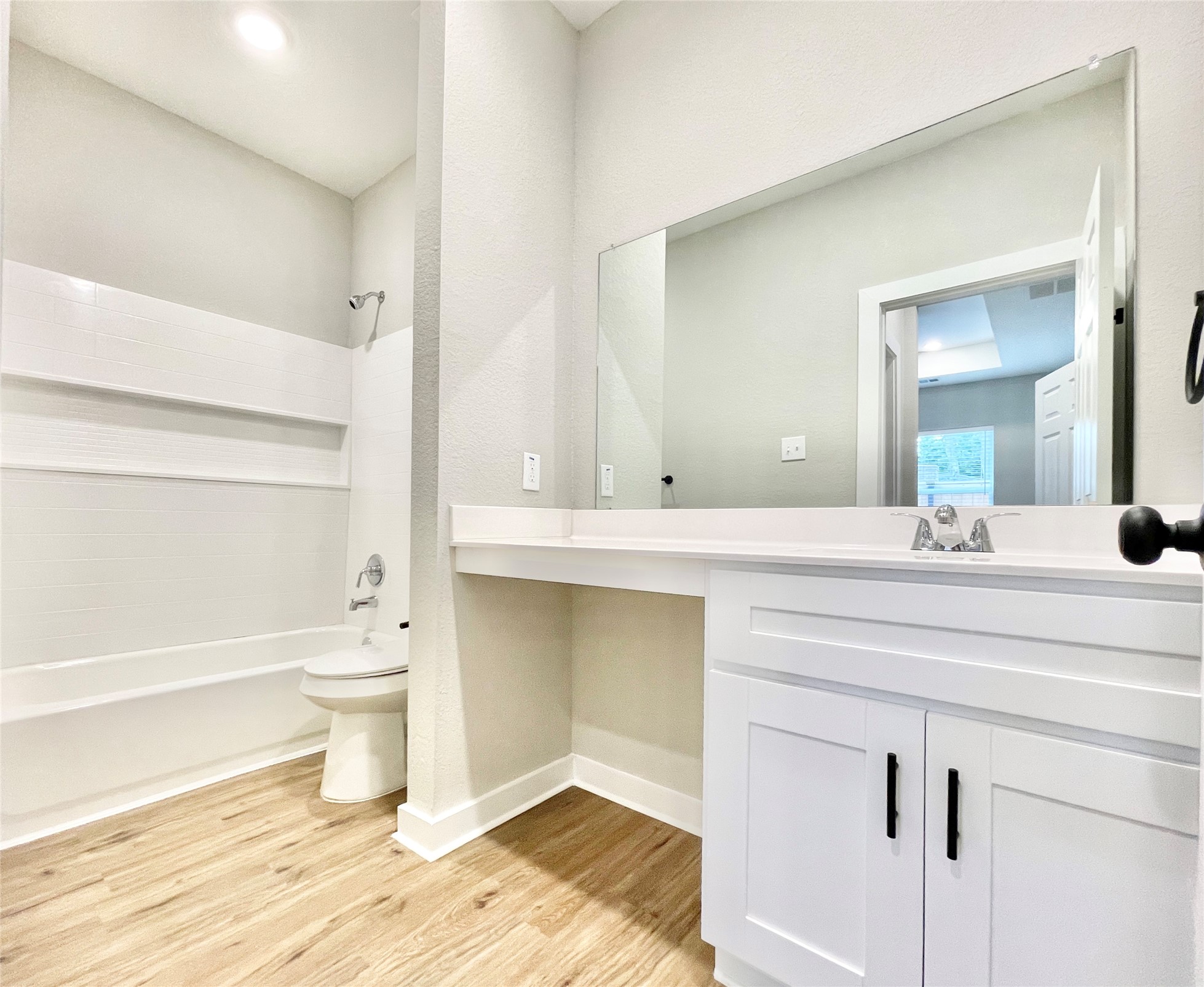 10317 Lake Road, Unit 4A Houston, TX 77070 - Photo 12 of 14 a bathroom with a sink a toilet and a bathtub