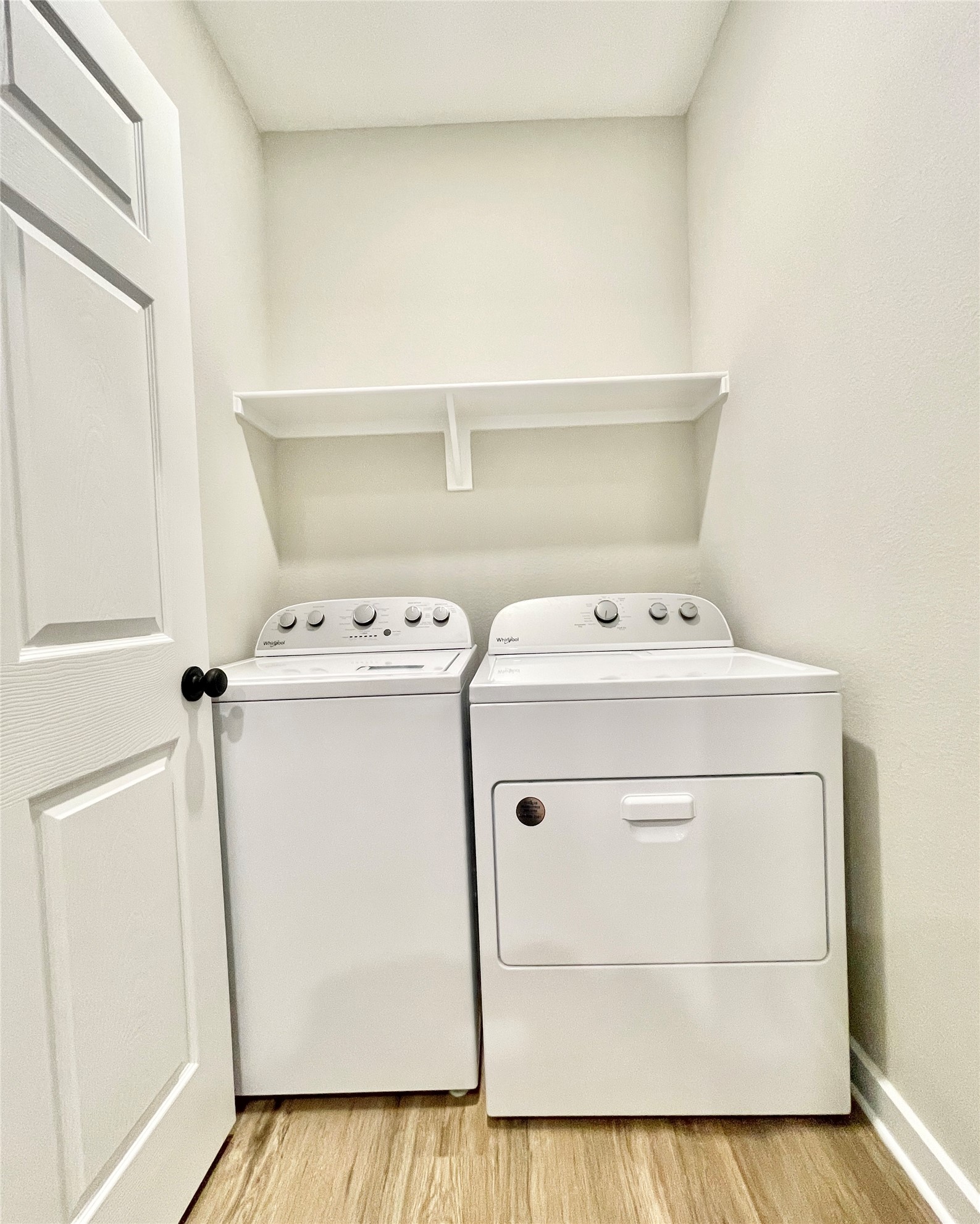 10317 Lake Road, Unit 4A Houston, TX 77070 - Photo 9 of 14 a utility room with dryer and washer