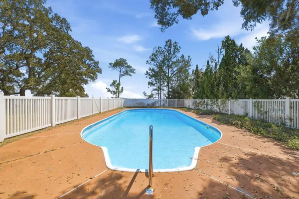 a view of a backyard