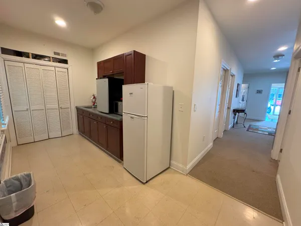 $1,400 | 300 John Street, Greer, SC 29651