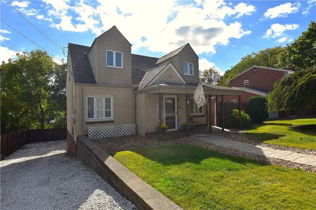 a view of a house with a yard